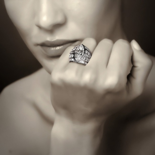 Bianca Emozione, Anello con elegante diamante taglio marquise e intarsi in diamanti