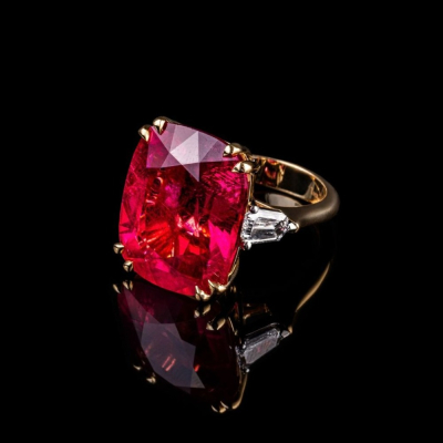 Fosca, Anello con pietra di colore e diamanti