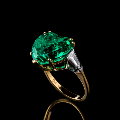 Cuore , Anello con smeraldo taglio cuore