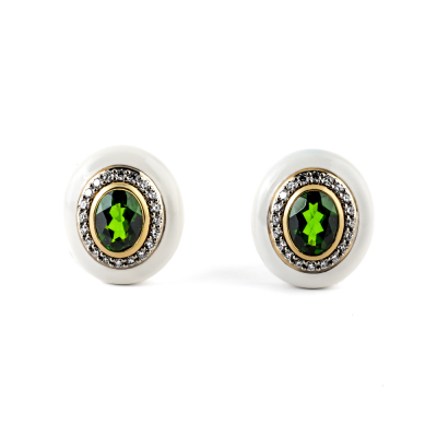 Orecchini in oro e smalto bianco con diopside e diamanti