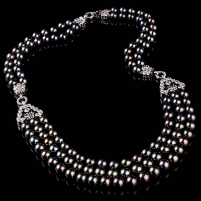 Anastasia Black, Collana con perle black e diamanti