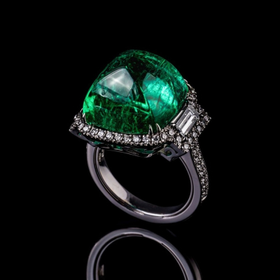 Minerva anello con smeraldo Zambia 17 carati taglio sugar loaf e diamanti