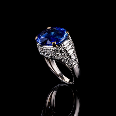 Diana, anello in oro con zaffiro Ceylon 12 carati e pavé di diamanti