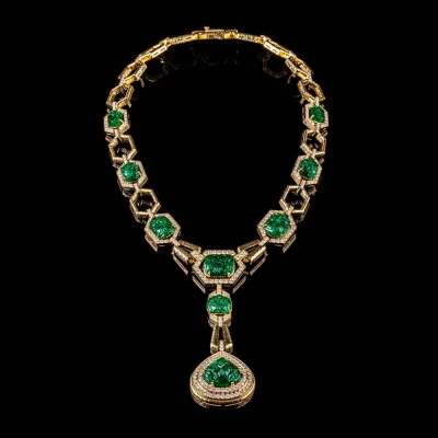 Collana con maglie geometriche in Oro Giallo con Smeraldi incisi da 63 carati e Diamanti 