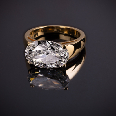 Miele , Anello con diamante taglio ovale&nbsp;