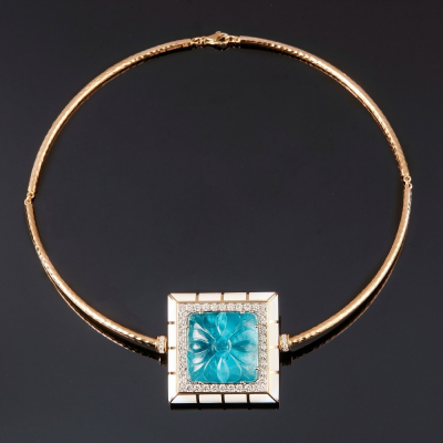 Amuleto, Girocollo con pendente in pietra di colore e diamanti