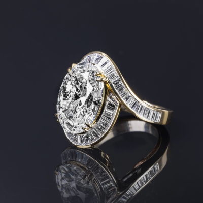 Abbraccio, Anello con diamanti&nbsp;