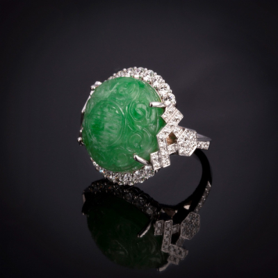 Giada Imperiale, Anello con pietra dura e diamanti