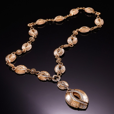 Magia, Collana con pietre dure e diamanti