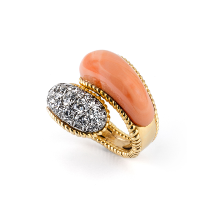 Anello in oro con corallo peau d'ange e diamanti