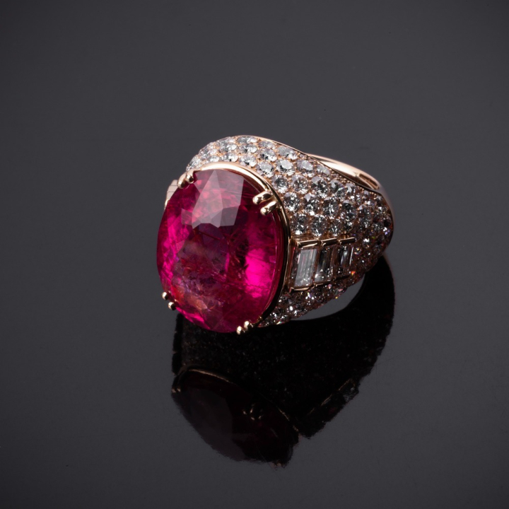 Camelia, Anello con pietra di colore e diamanti