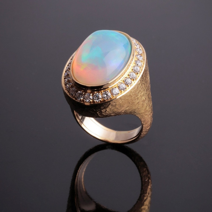 Ella, Anello con pietra dura e diamanti