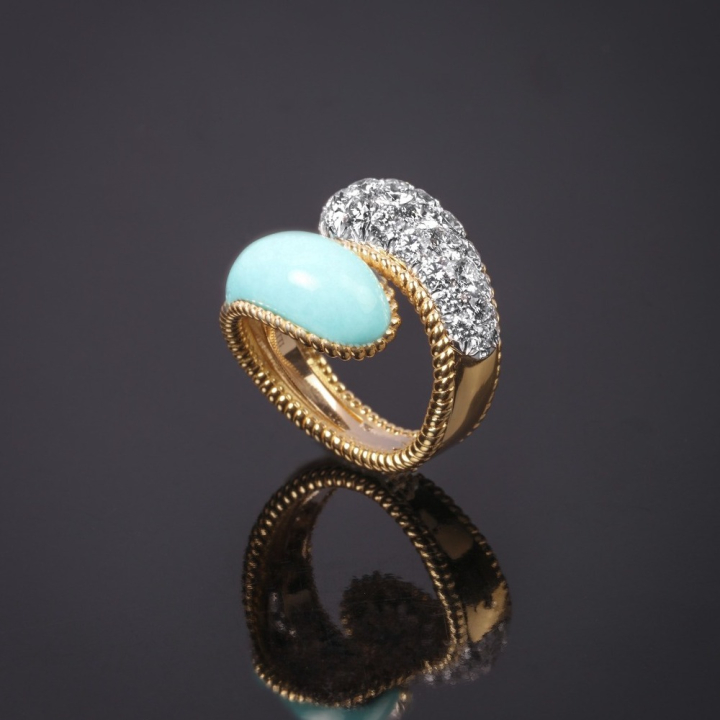 Anniversary, Anello con pietra dura e diamanti