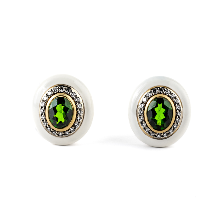 Orecchini in oro e smalto bianco con diopside e diamanti