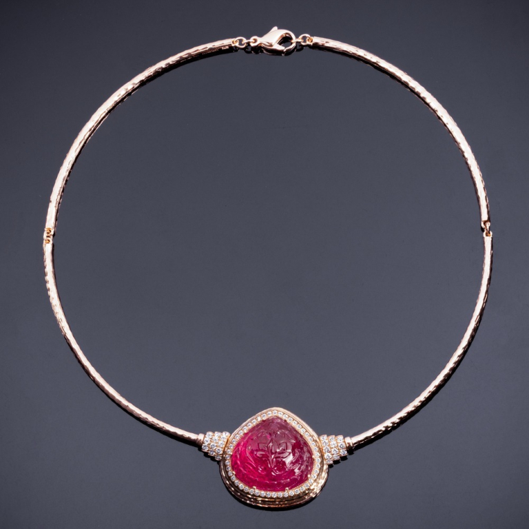 Amuleto, Girocollo
con pendente in pietra di colore e diamanti