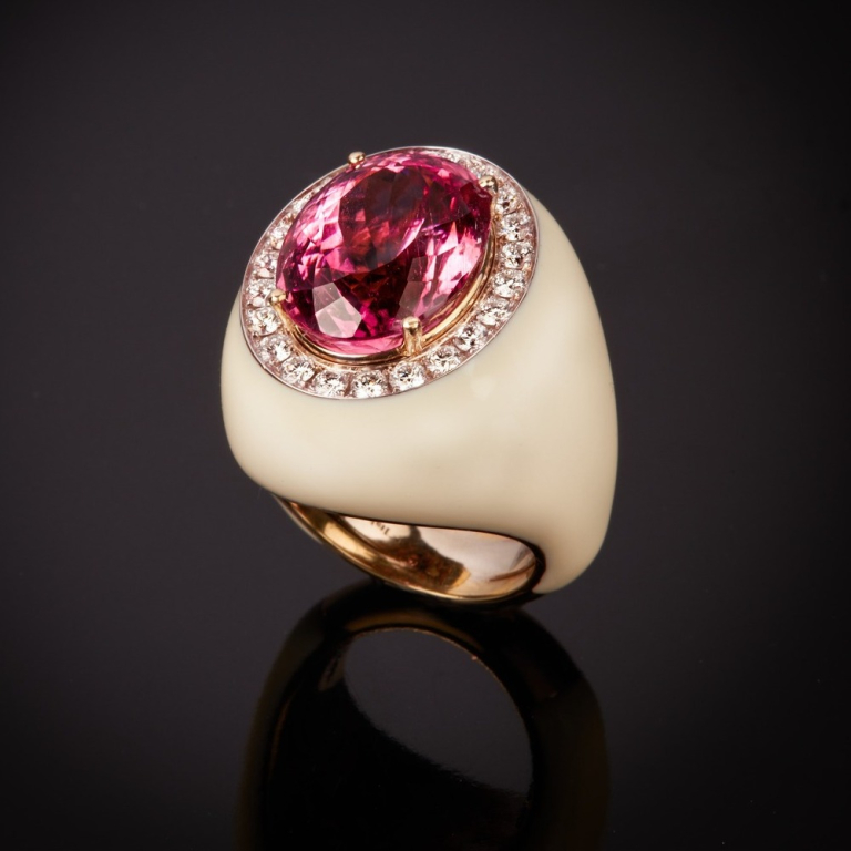 Ciclamino, Anello con pietra di colore, diamanti e intarsio&nbsp;