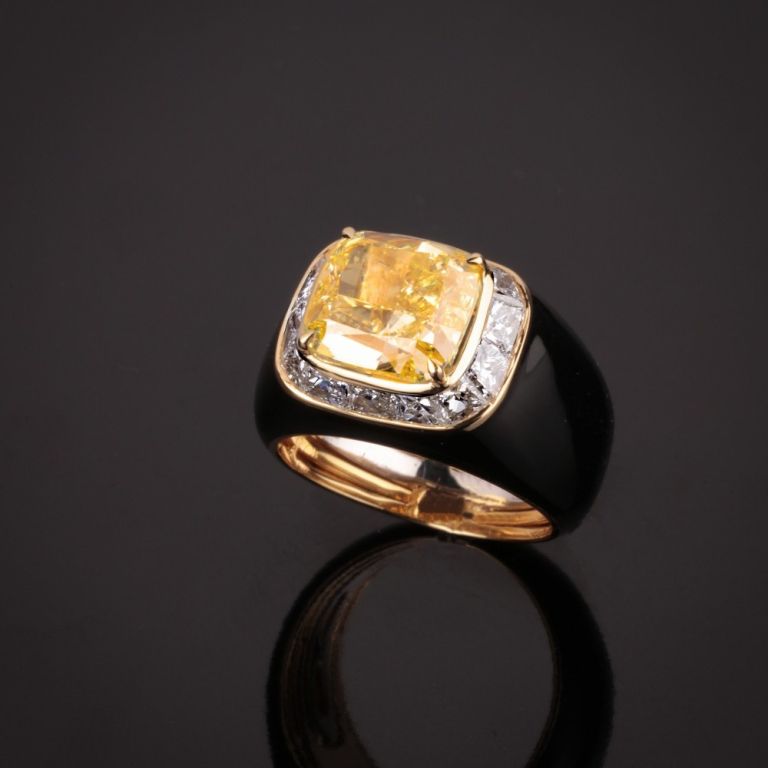 Giorgia, Anello con suggestivo diamante Fancy Yellow taglio a cuscino&nbsp;